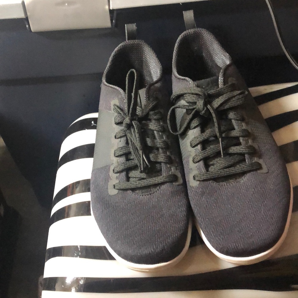Women’s Reebok tennis shoes